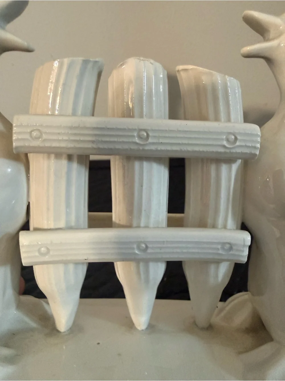 vintage ceramic toothbrush holder two ducks flanking a fence-like structure.
